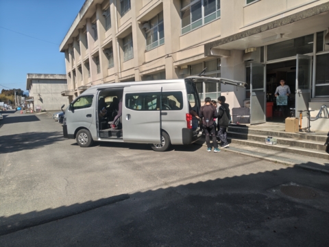 大会機材を積み込んでいます