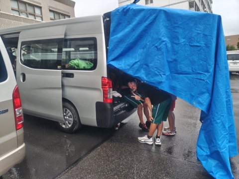 雨の中、自転車整備しています